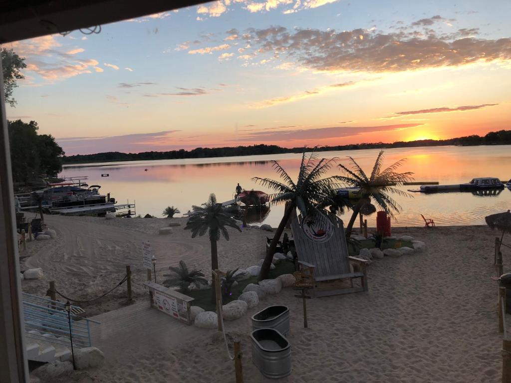 una spiaggia con palme e una bacinella d'acqua di Tiki Beach Condo 1 a Campbellsport