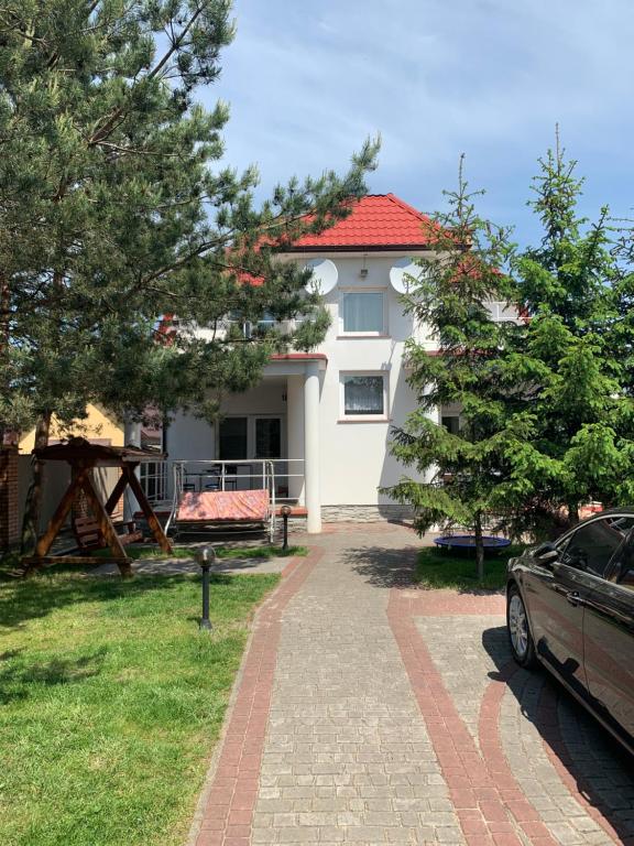 a house with a car parked in front of it at Комфортабельный коттедж in Svityazʼ