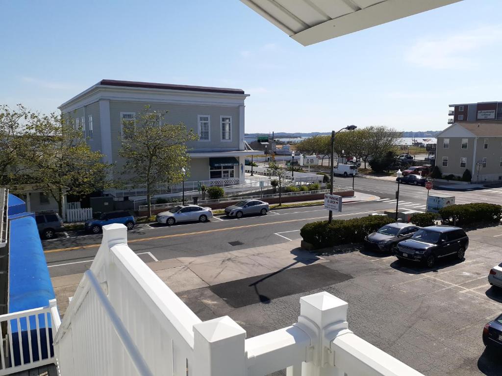 Blick auf eine Straße mit Autos auf einem Parkplatz in der Unterkunft Atlantic Breeze Motel &amp; Apartments in Ocean City