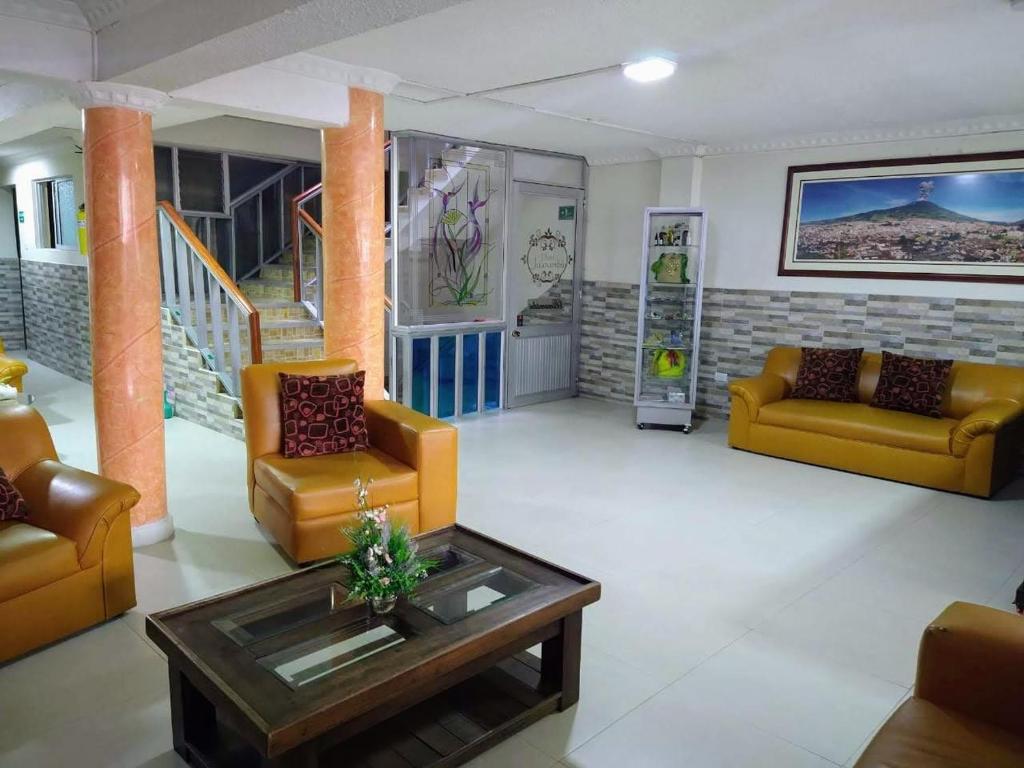 uma sala de estar com dois sofás e uma mesa de centro em Hotel Juanambu em Pasto