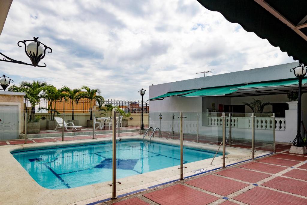 einen Pool in einem Hotel in der Unterkunft Ayenda 1408 Jaba Santiago de Cali in Cali