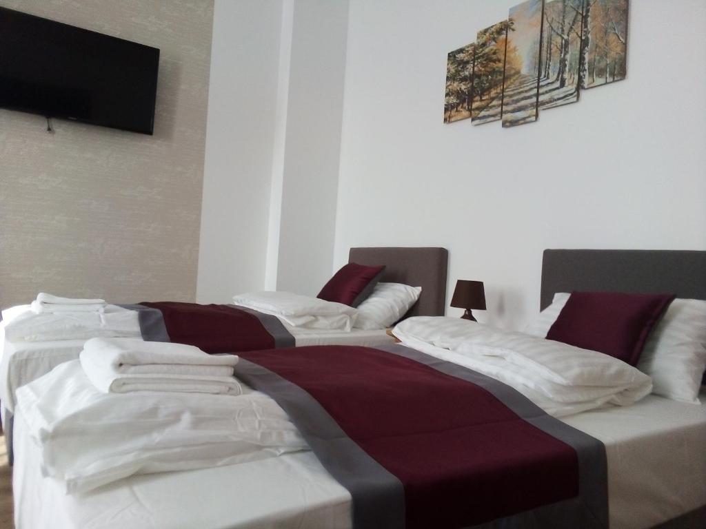A bed or beds in a room at Hooper's Vendégház