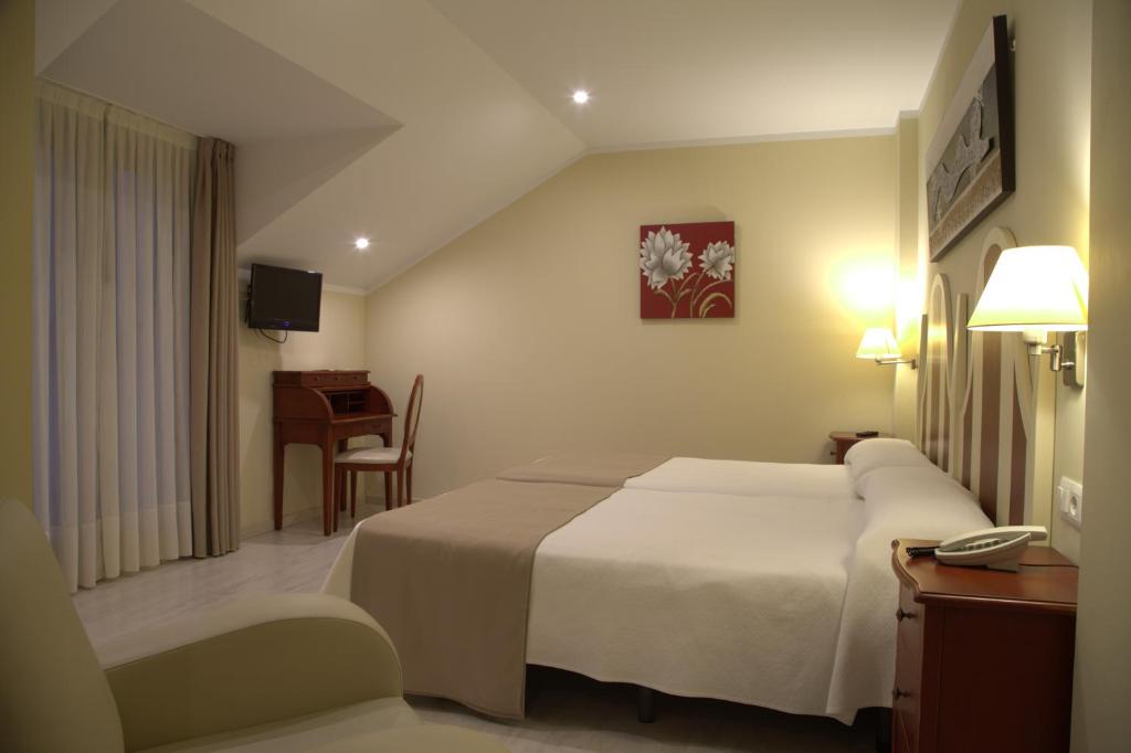Cama o camas de una habitación en Hotel Valle de Cabezón