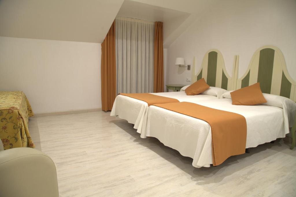 Cama o camas de una habitación en Hotel Valle de Cabezón