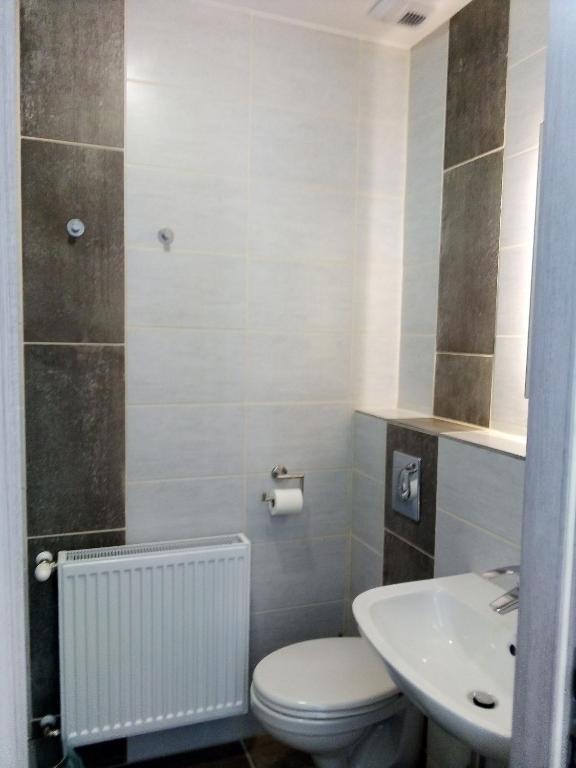 A bathroom at Hooper's Vendégház