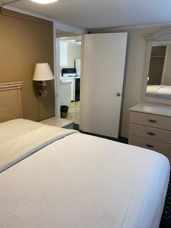 The Admiral Hotel/Motel photo