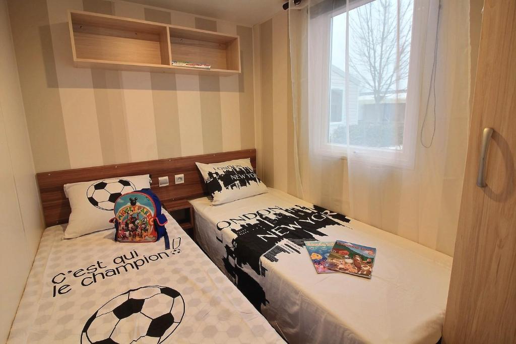 Postel nebo postele na pokoji v ubytování MOBILHOME Familial