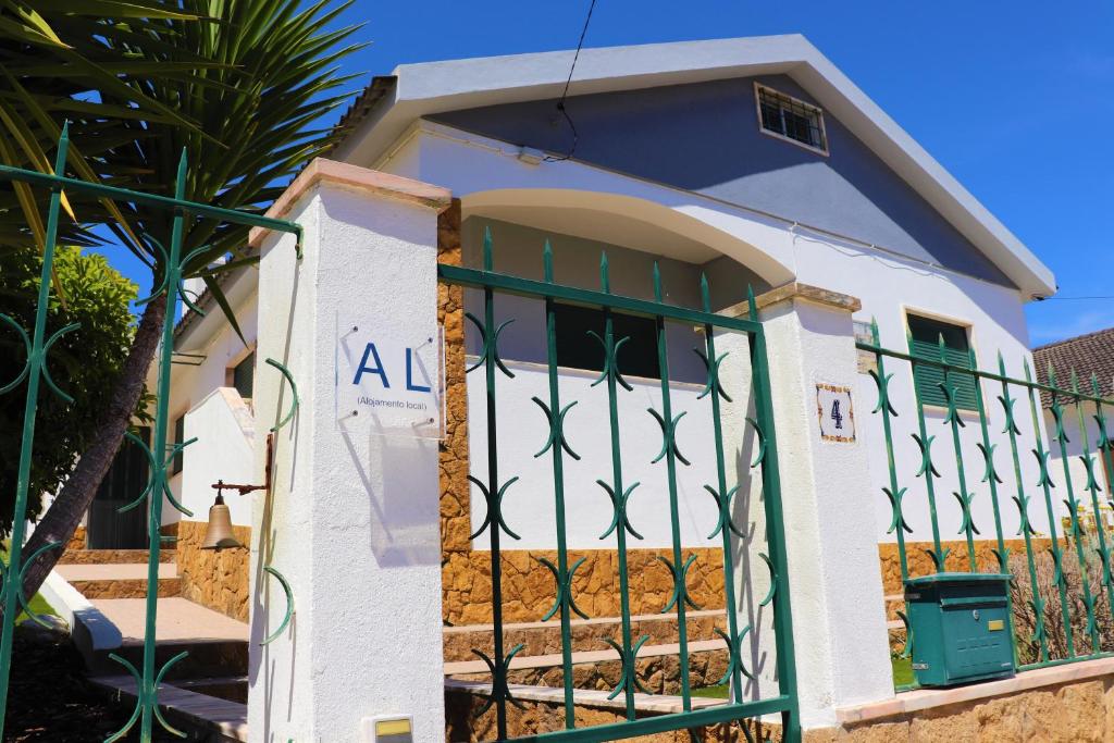 una casa con un cancello davanti di Casa Saloia Ericeira - close to the beach a Baleia