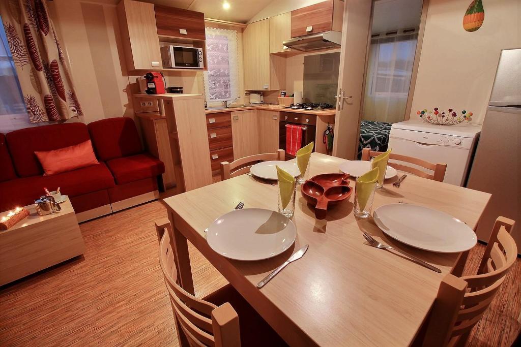 Kuchyň nebo kuchyňský kout v ubytování MOBILHOME Familial