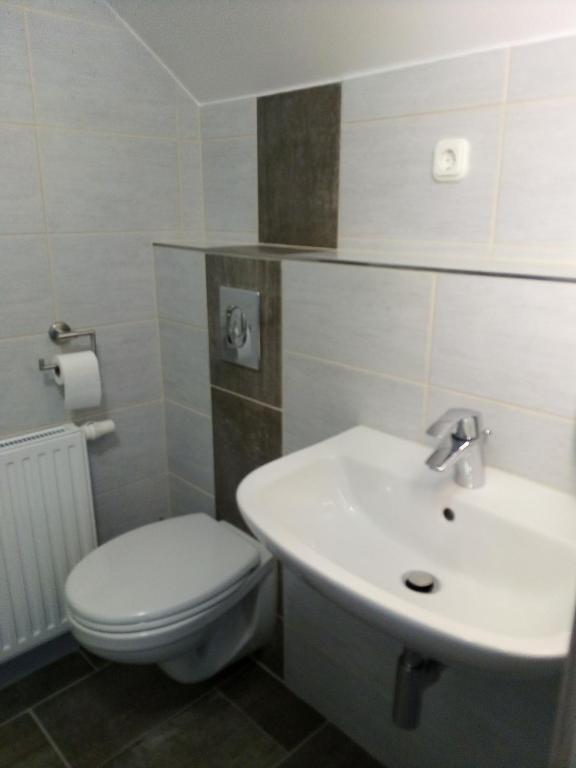 A bathroom at Hooper's Vendégház