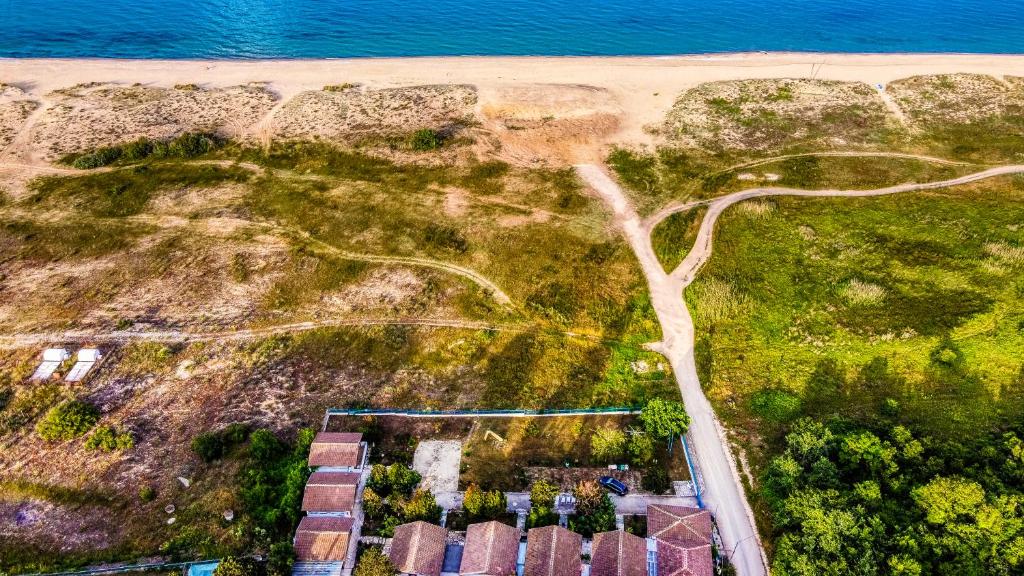 una vista aérea de una carretera junto a la playa en Alexander, en Shkorpilovtsi