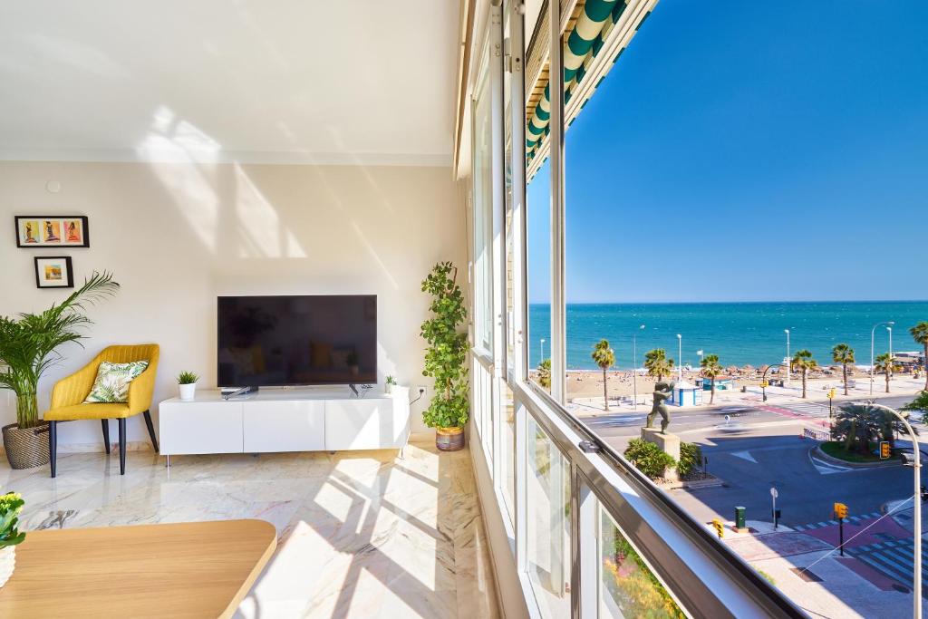 een woonkamer met uitzicht op de oceaan bij Apartamento Málaga City Beach in Málaga