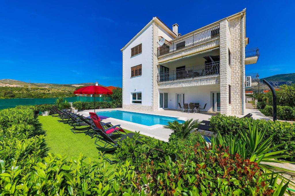 ein Bild einer Villa mit einem Pool in der Unterkunft Villa Olivia Trogir in Trogir
