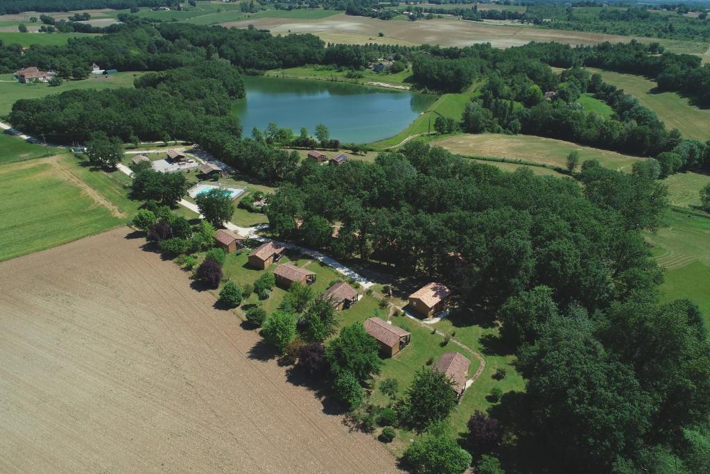 una vista aerea di una casa vicino a un lago di Les chalets de Dordogne a Razac-dʼEymet