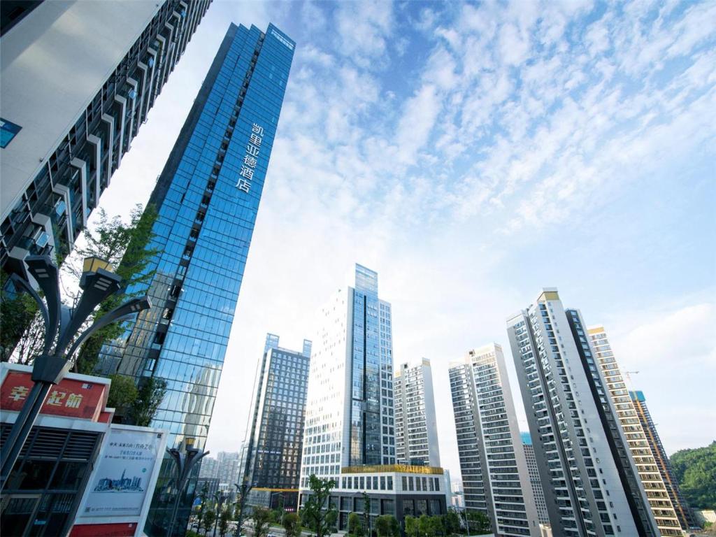 un grupo de edificios altos en una ciudad en Kyriad Marvelous Hotel Guiyang Future Ark, en Guiyang
