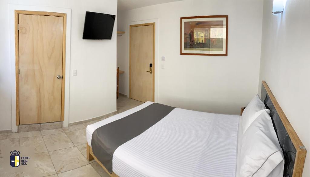 Postel nebo postele na pokoji v ubytování Hotel Real GDL