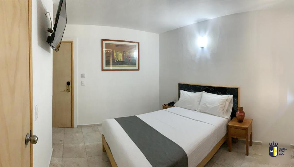 Postel nebo postele na pokoji v ubytování Hotel Real GDL