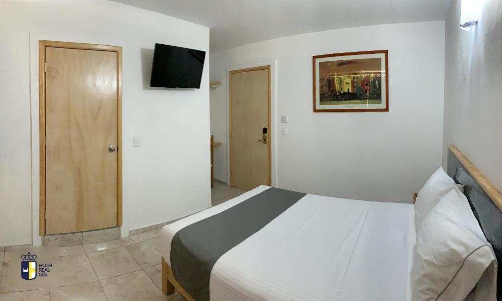 Postel nebo postele na pokoji v ubytování Hotel Real GDL