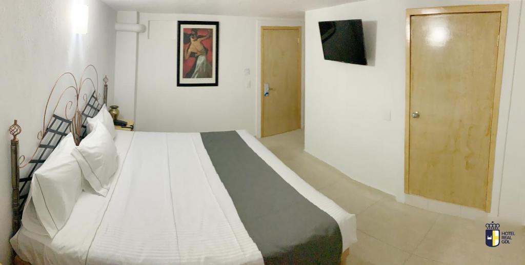 Postel nebo postele na pokoji v ubytování Hotel Real GDL