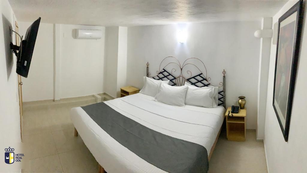 Postel nebo postele na pokoji v ubytování Hotel Real GDL