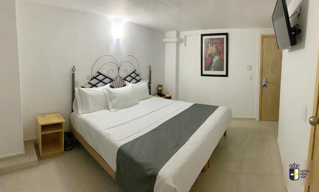 Postel nebo postele na pokoji v ubytování Hotel Real GDL