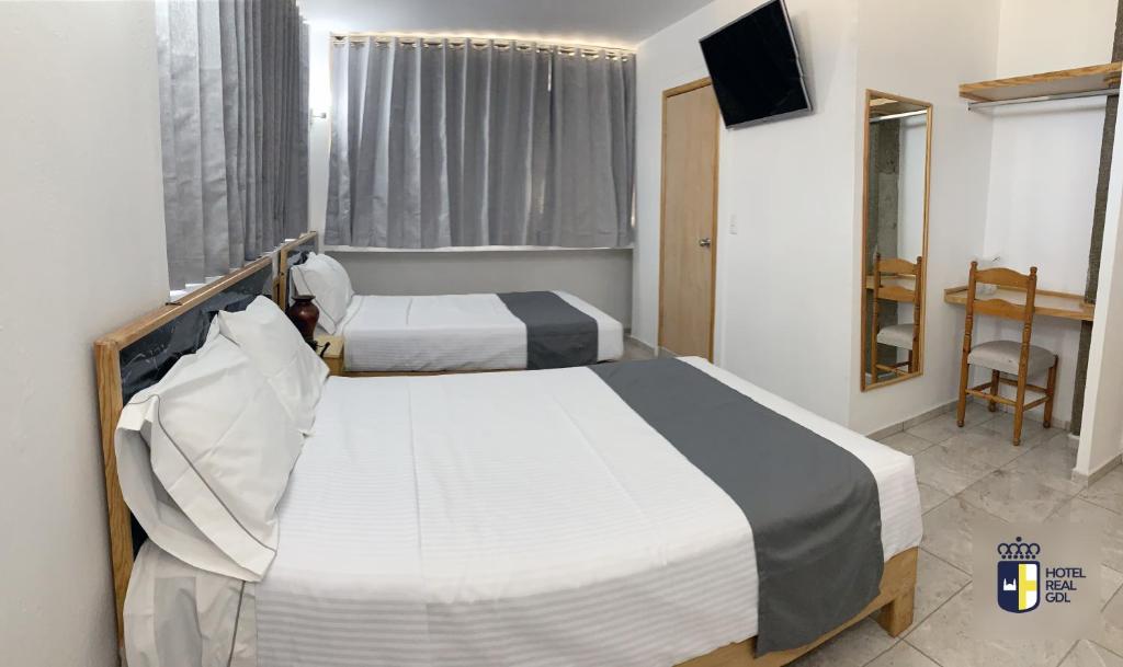 Postel nebo postele na pokoji v ubytování Hotel Real GDL