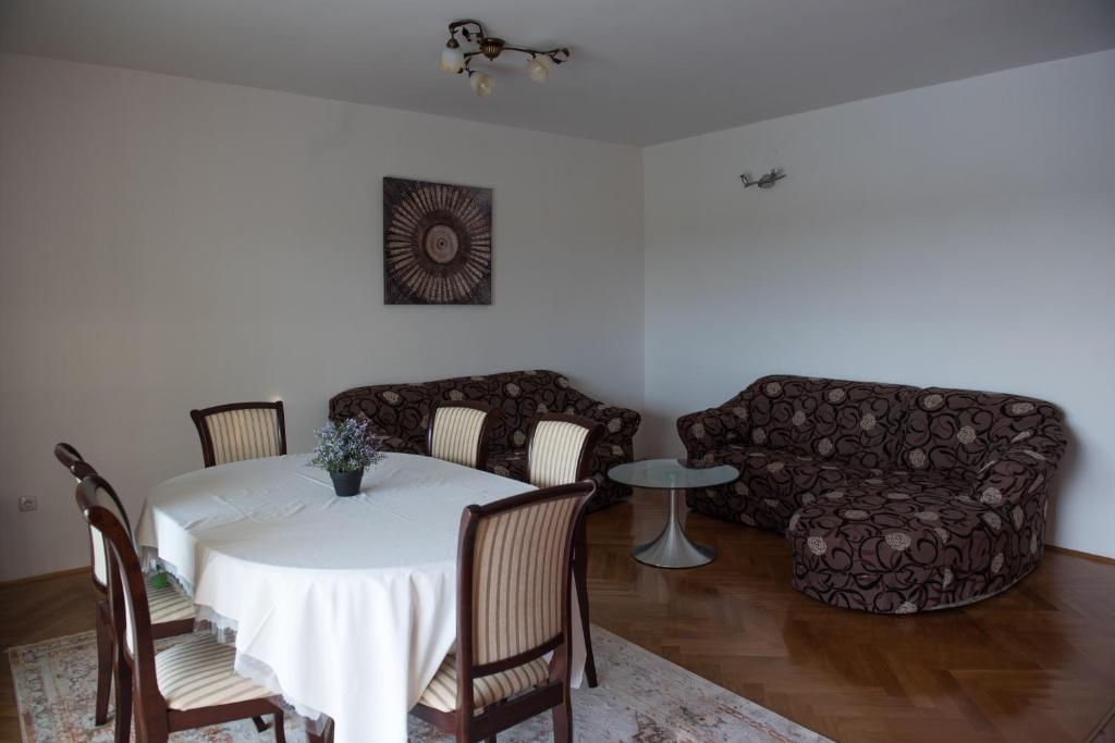 Posedenie v ubytovaní Dubis House