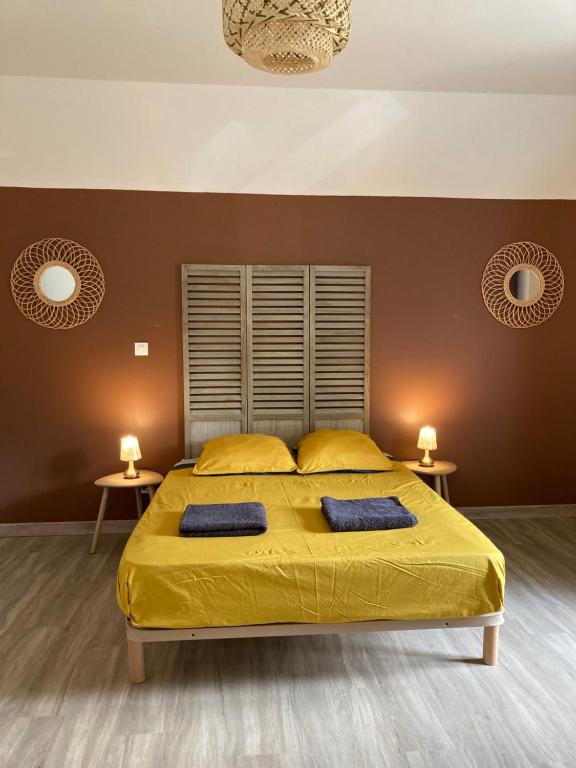 A bed or beds in a room at Gîte La Hulotte à proximité du Mont Saint Michel