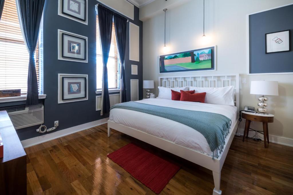 Postel nebo postele na pokoji v ubytování Henry Norman Hotel