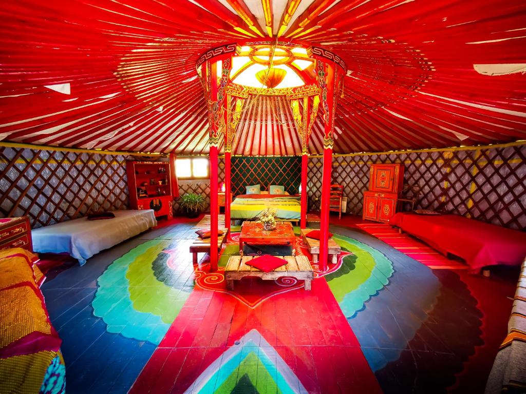 ein Zirkuszelt mit einem Karussell in der Mitte in der Unterkunft Au Bonheur Nomade in Livry