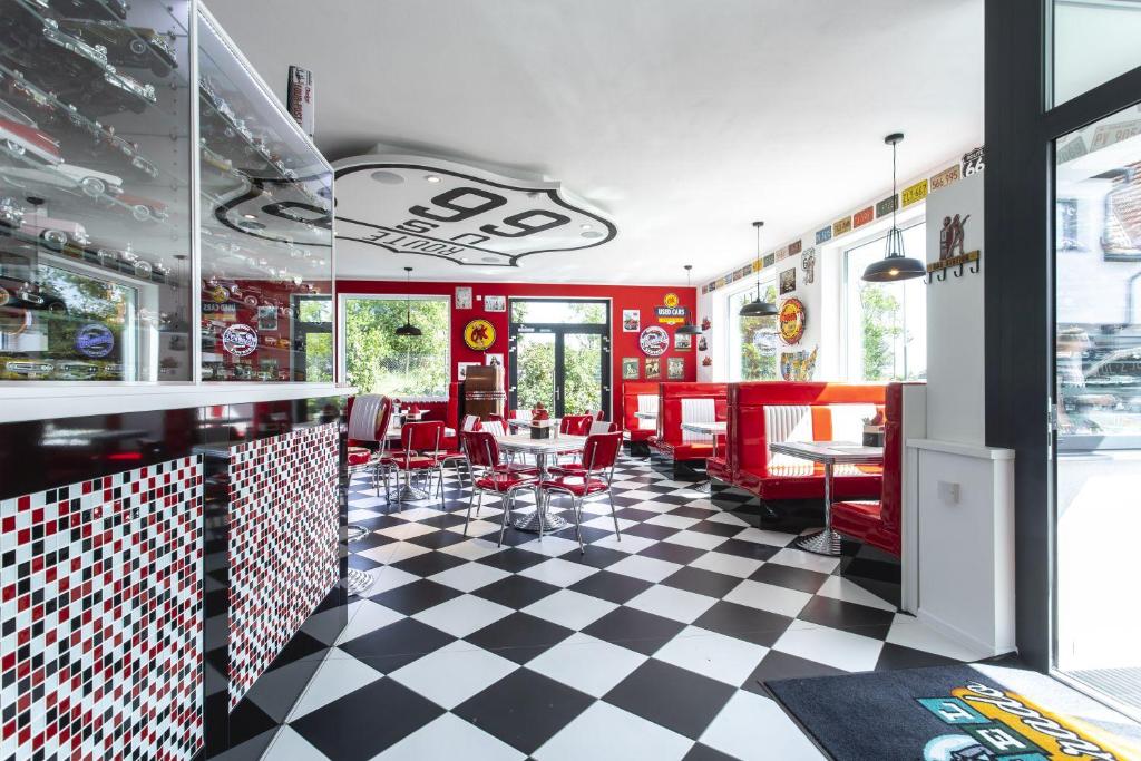 een restaurant met een zwart-wit geruite vloer bij Motel Eldorado in Mikulov