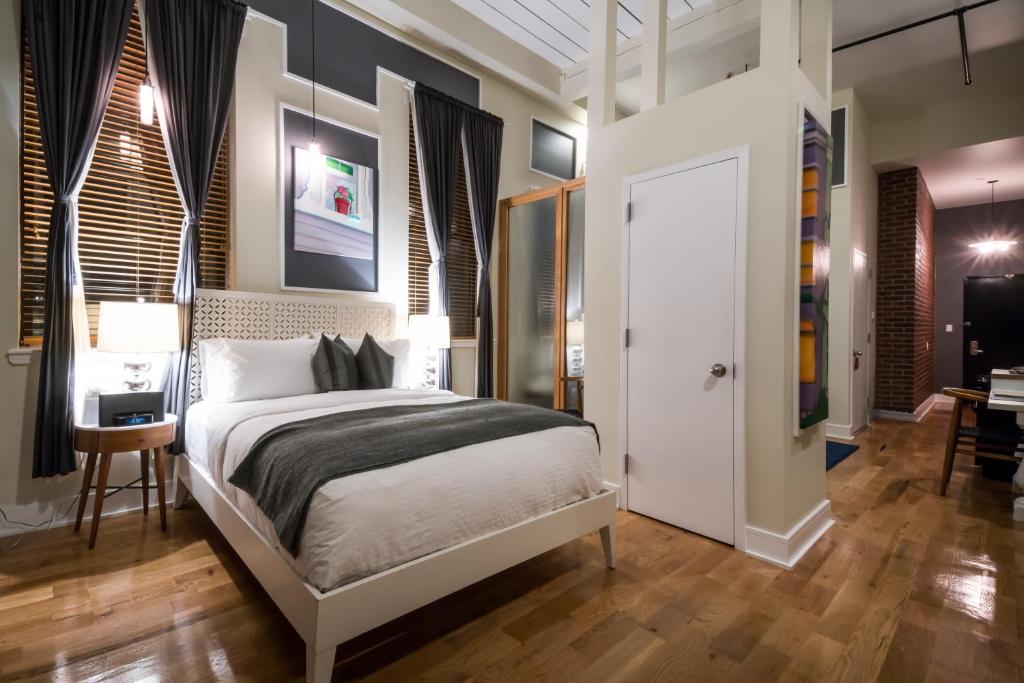 Postel nebo postele na pokoji v ubytování Henry Norman Hotel