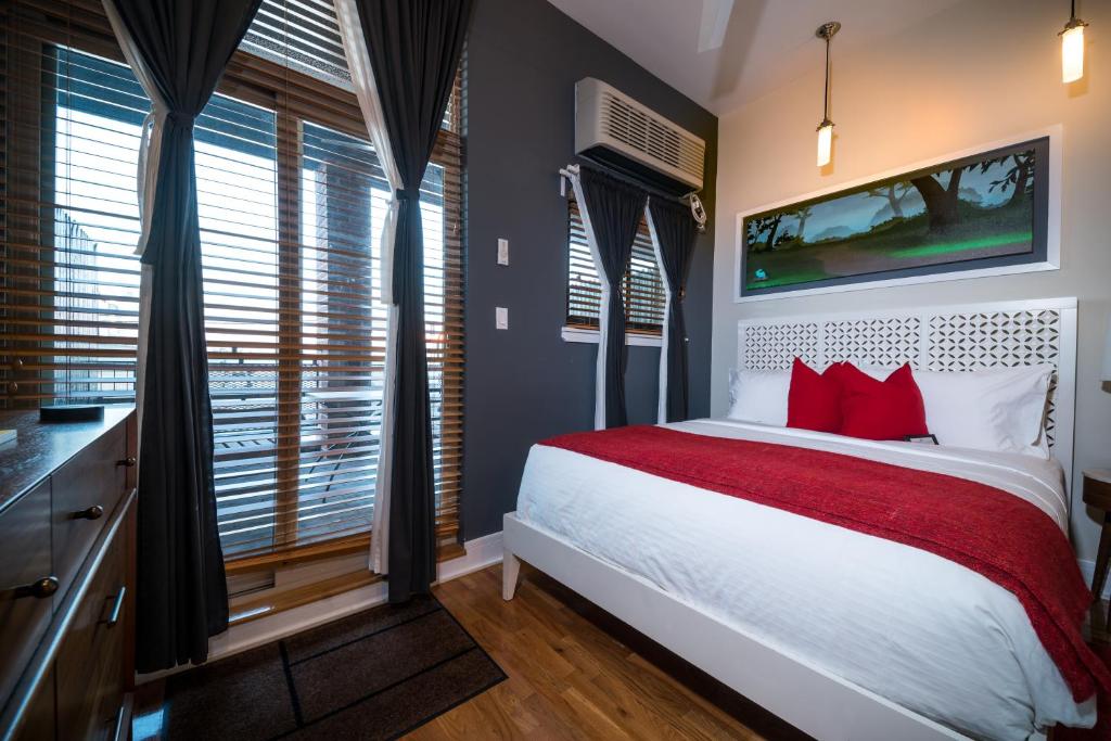Postel nebo postele na pokoji v ubytování Henry Norman Hotel