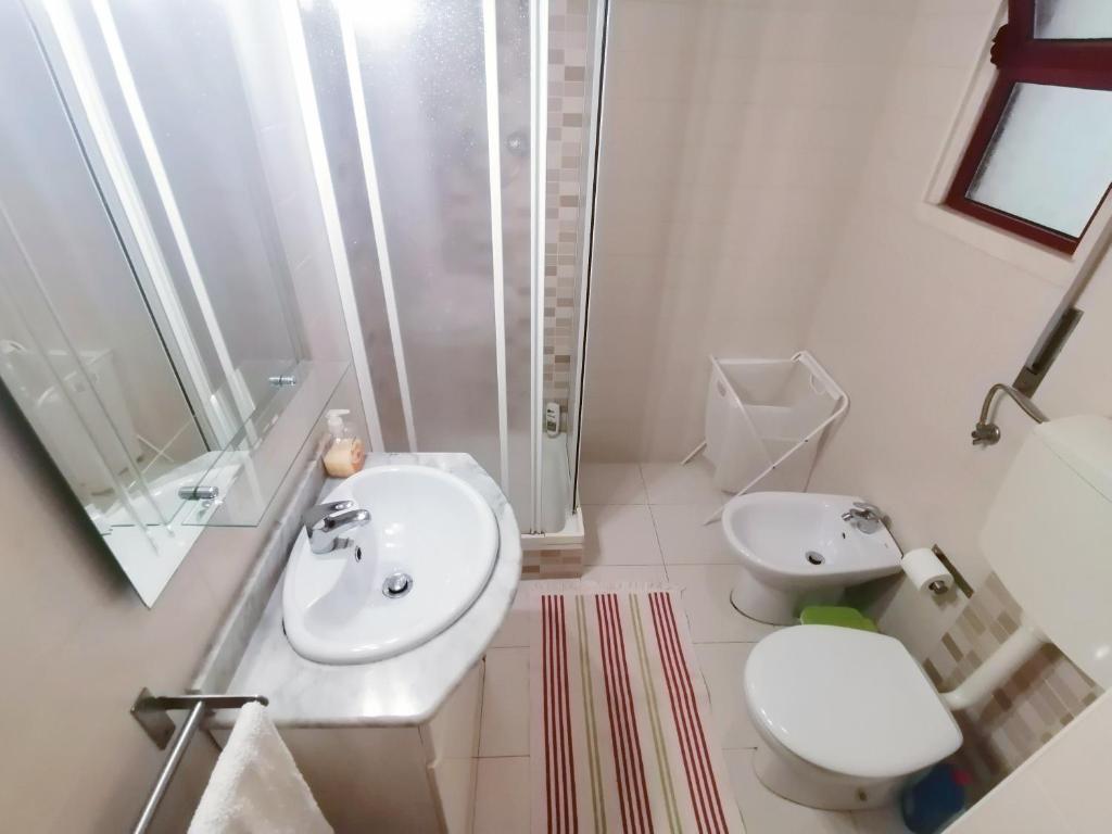 Een badkamer bij Magoito Beach Apartment