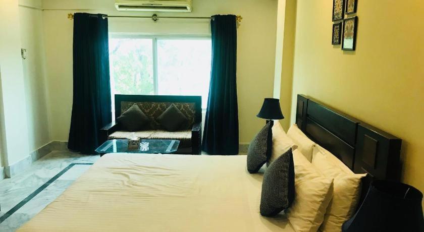 Postel nebo postele na pokoji v ubytování Atlas Hotel Islamabad