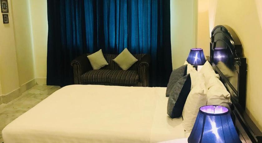 Postel nebo postele na pokoji v ubytování Atlas Hotel Islamabad