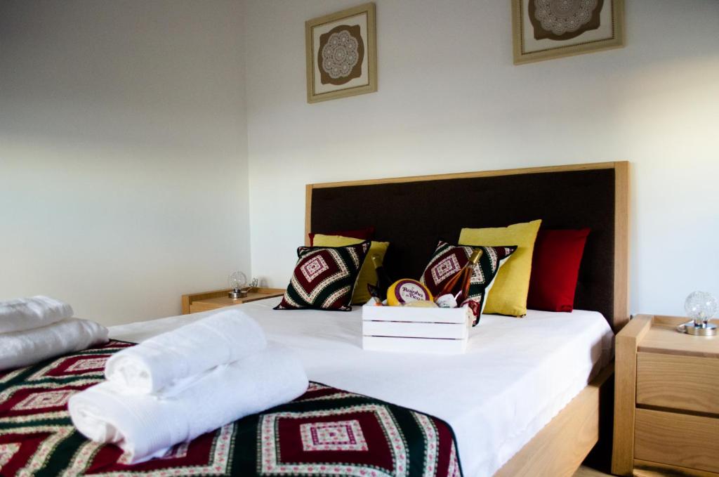 ein Schlafzimmer mit einem großen Bett mit Handtüchern darauf in der Unterkunft Casa da Guarda in São João