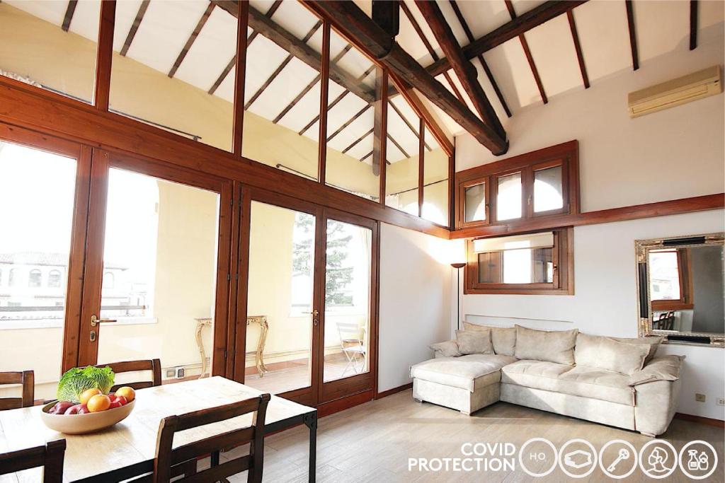 een woonkamer met een bank en een tafel bij The Bright Nest Apartments in Verona