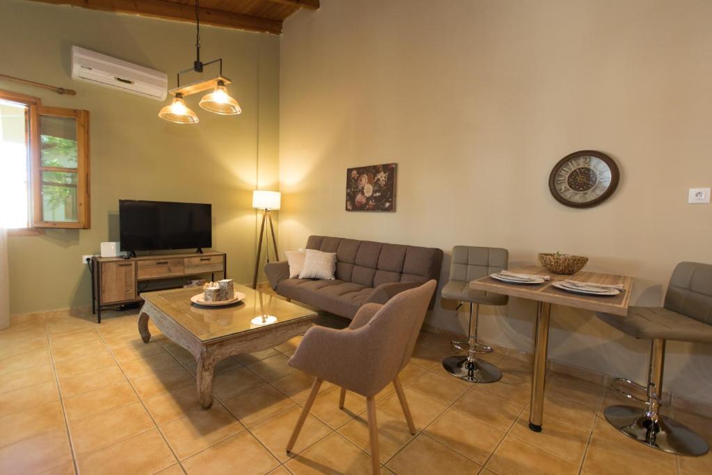 TV a/nebo společenská místnost v ubytování Kamaraki-Apartments