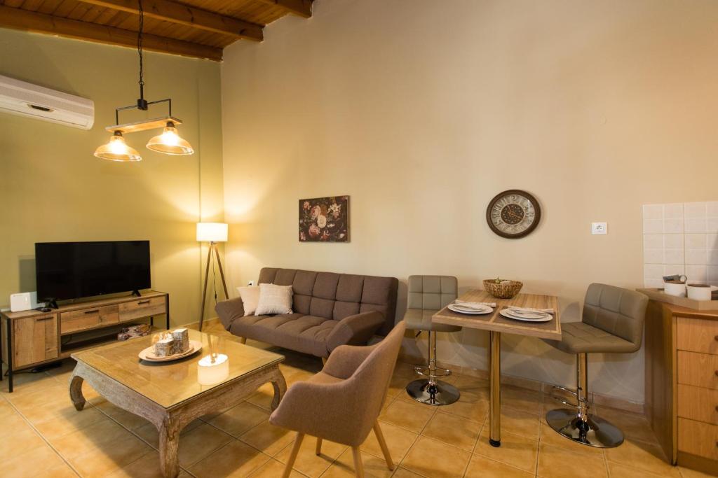 TV a/nebo společenská místnost v ubytování Kamaraki-Apartments