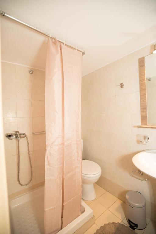Koupelna v ubytování Kamaraki-Apartments