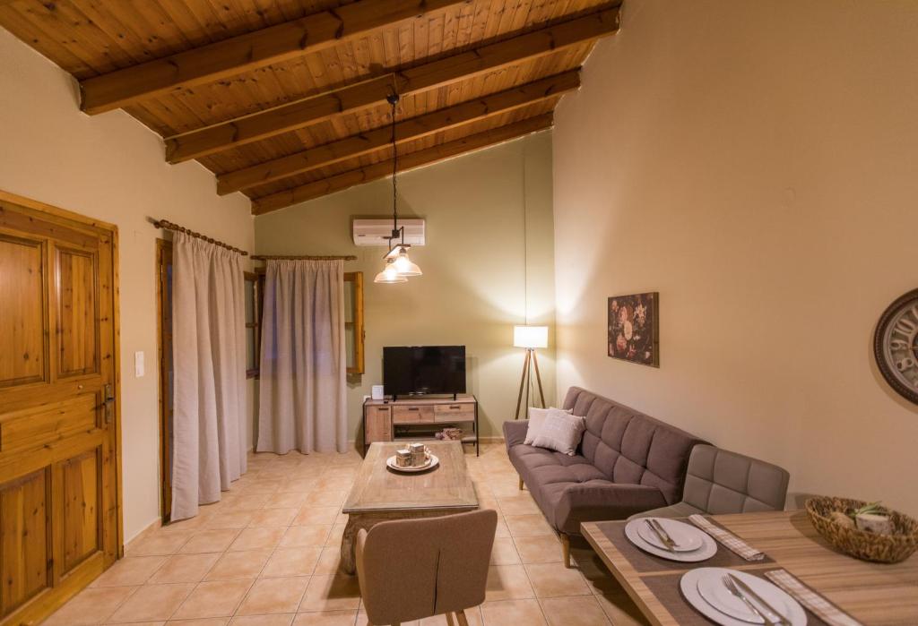 TV a/nebo společenská místnost v ubytování Kamaraki-Apartments