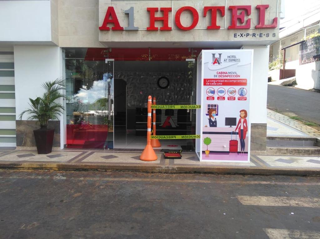 Certificado, premio, señal o documento que está expuesto en HOTEL A1 EXPRESS