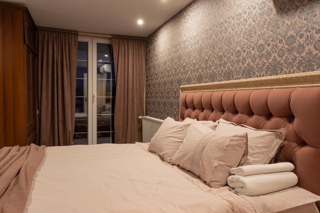 En eller flere senge i et værelse på Luxury Private House in City Center