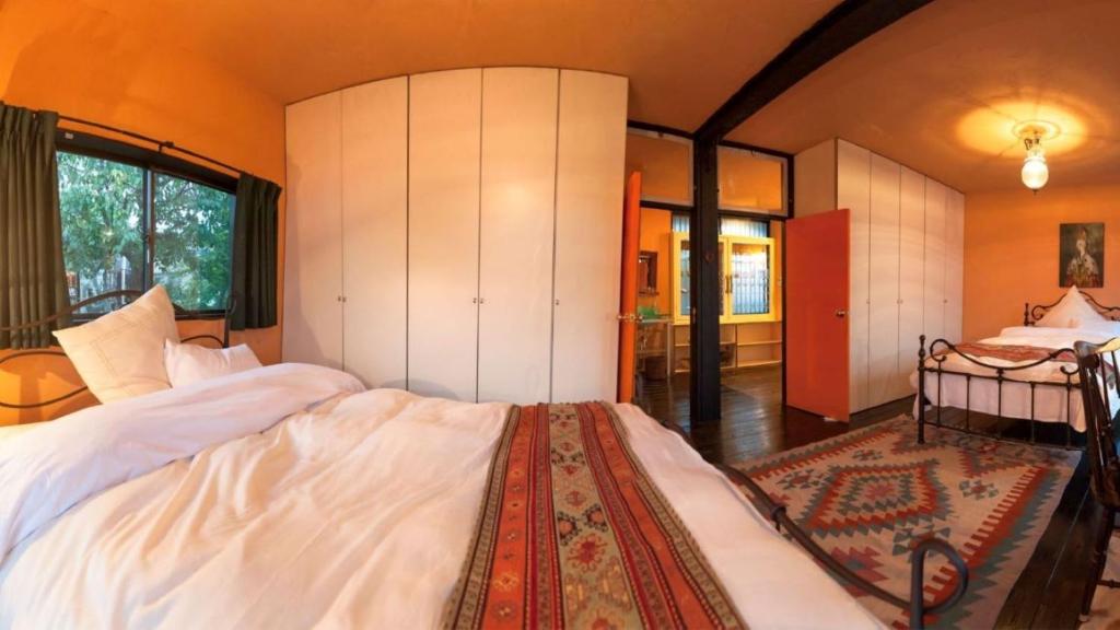 Villa Takaosan في باتسيوزس: غرفة نوم بسرير كبير في غرفة