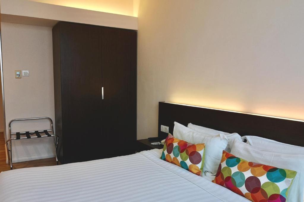 Una cama o camas en una habitación de The LimeTree Hotel, Kuching