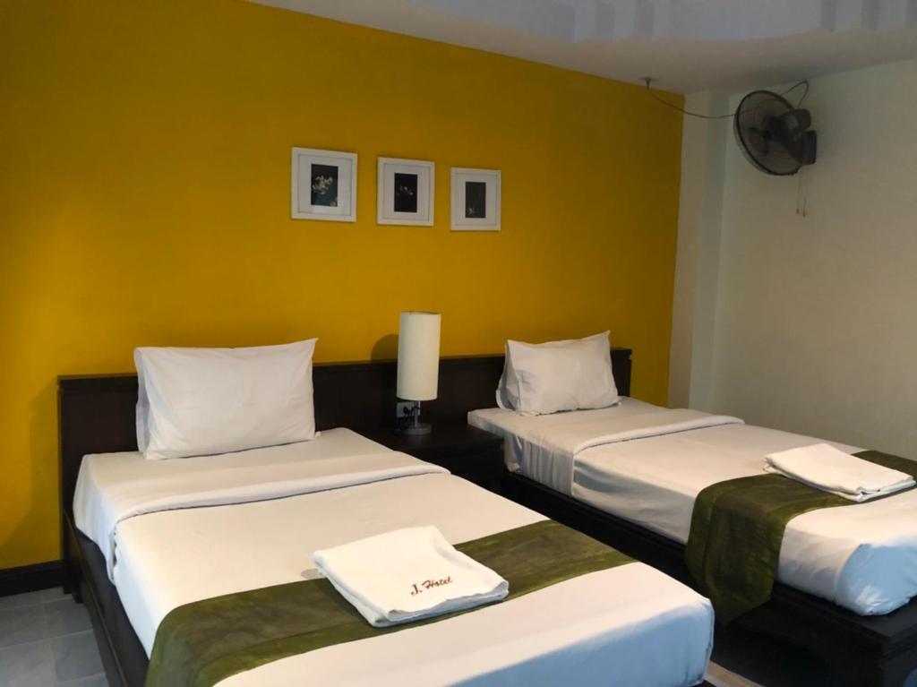 Postel nebo postele na pokoji v ubytování J Hotel