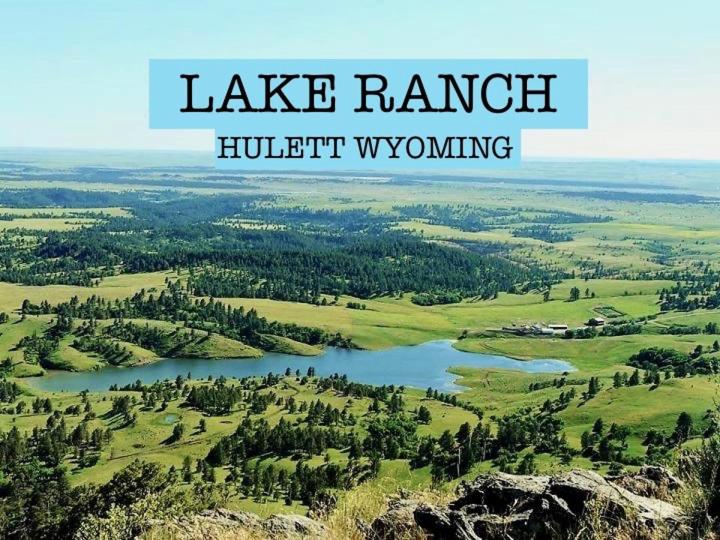 un rancho del lago con las palabras "ranchearchigham del lago" en lake guest ranch en Devils Tower
