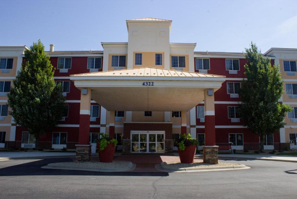 ein großes Gebäude mit einer Markise davor in der Unterkunft Holiday Inn Express and Suites St. Cloud, an IHG Hotel in Saint Cloud