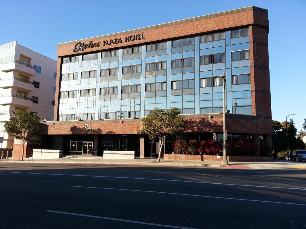 um grande edifício com uma placa sobre ele em uma rua em Hotel Koxie em Los Angeles